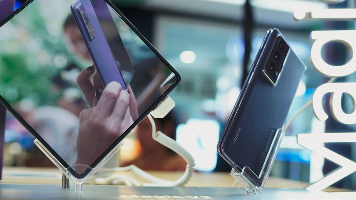 World’s Thinnest Foldable Phone HONOR Magic V2 Now Available, HONOR Opens New Experience Store at SM Megamall Cyberzone